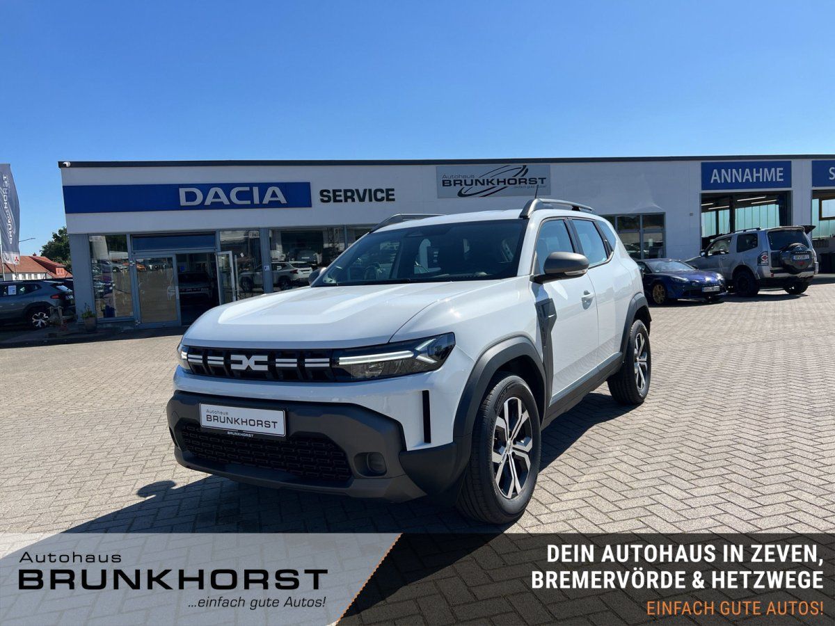 Weißer Dacia Duster SUV im Autohaus Showroom, Frontansicht schräg links