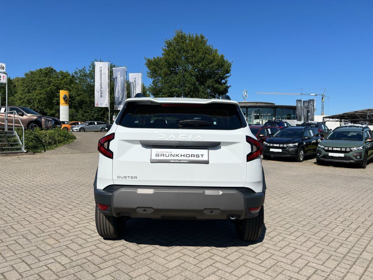 Dacia Duster SUV in Weiß – Heckansicht im Autohaus Brunkhorst Showroom