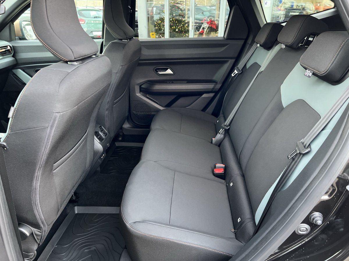 Rücksitzbank Innenraum SUV mit schwarzen Stoffsitzen und Rücksitzbelüftung im Autohaus