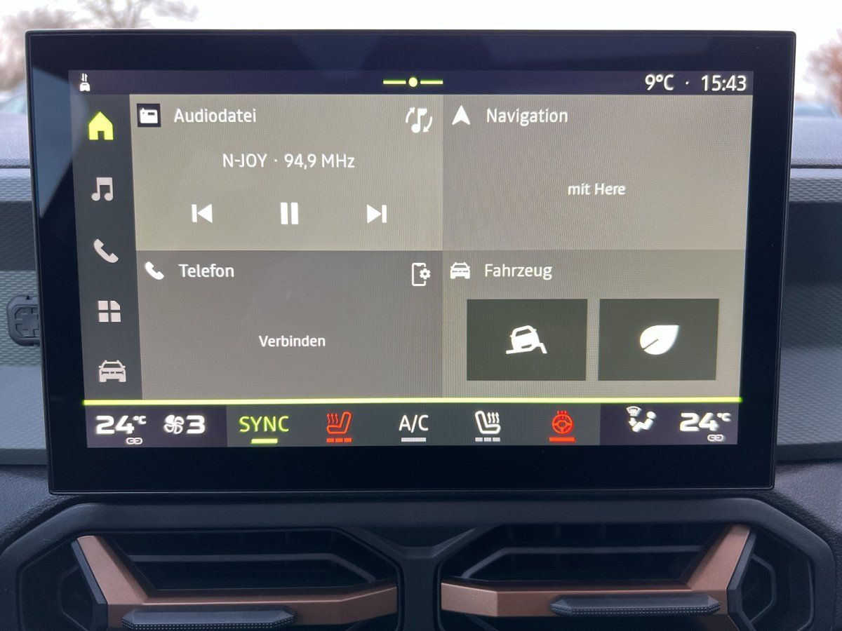 Infotainment-Display im Fahrzeug mit Navigation, Radio N-JOY und Klimasteuerung