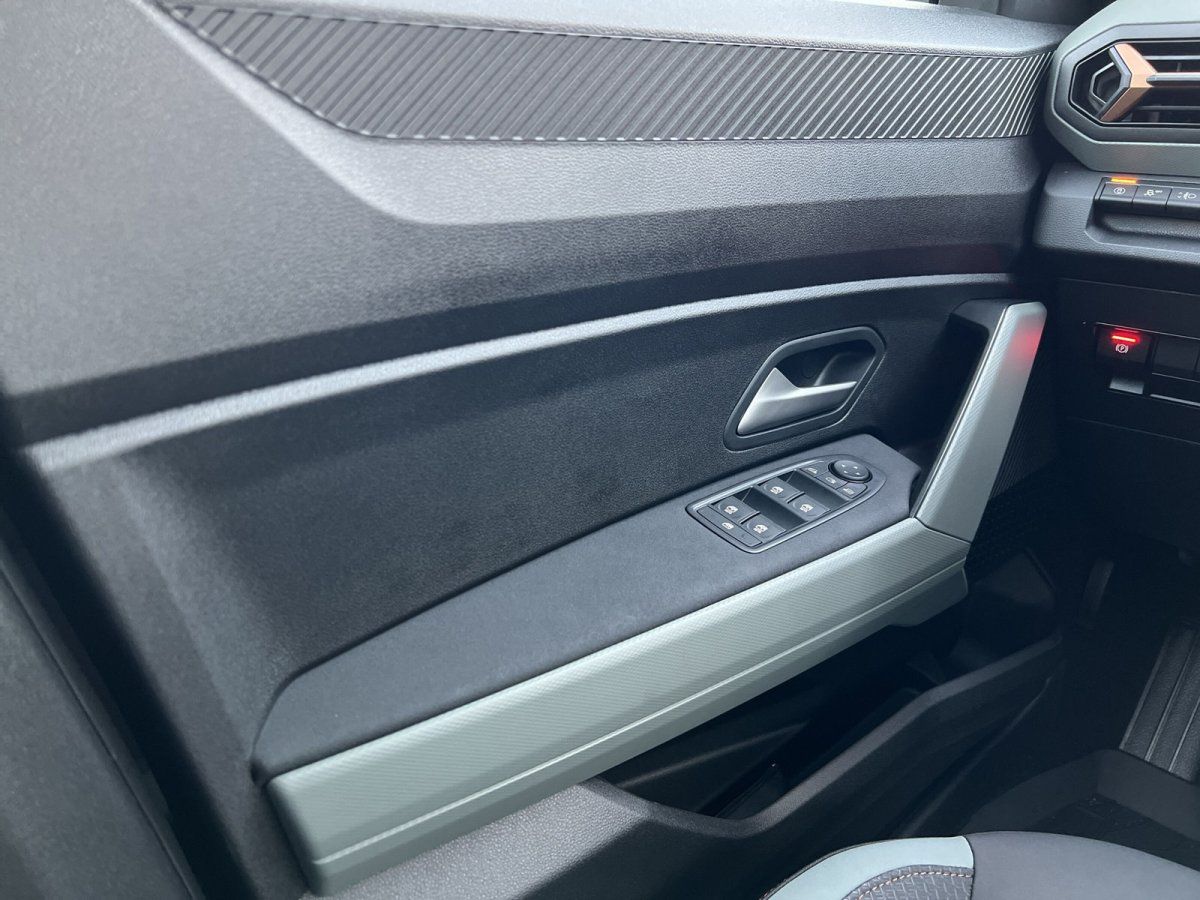 Fahrzeuginnenraum Fahrertür mit Fensterheber und Carbon-Dekor im Autohaus