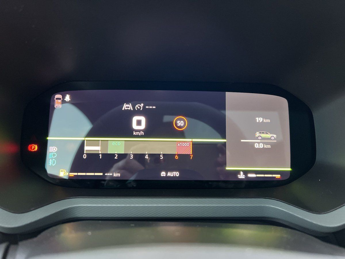 Digitales Cockpit-Display eines Renault SUV im Autohaus mit 19 km Kilometerstand
