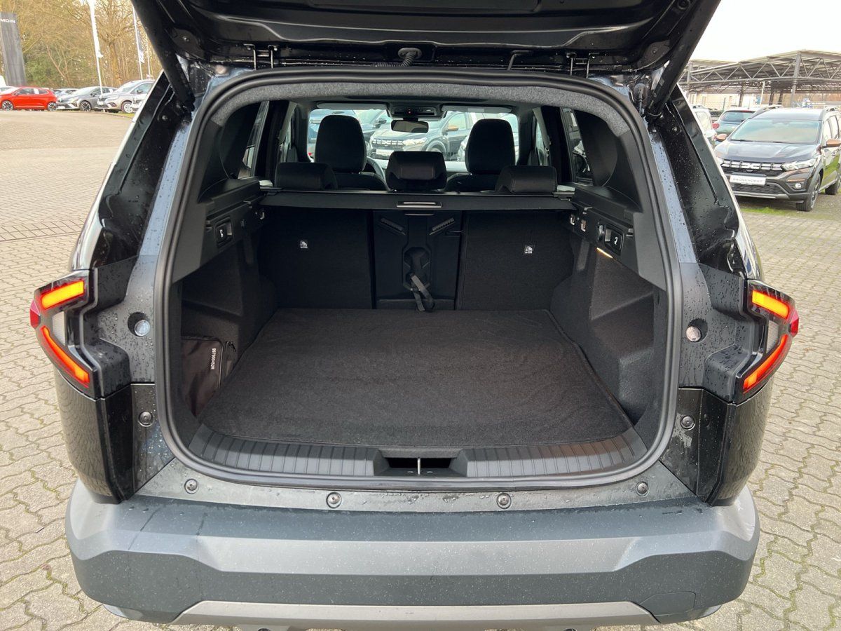 Kofferraum eines dunklen SUV mit geöffneter Heckklappe im Autohaus-Showroom
