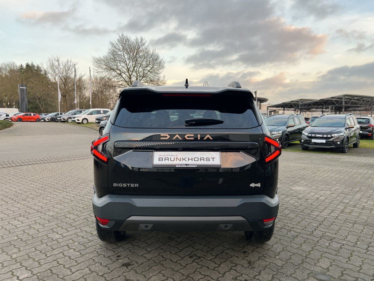 Schwarzer Dacia Bigster 4x4 Heckansicht im Autohaus Brunkhorst Showroom