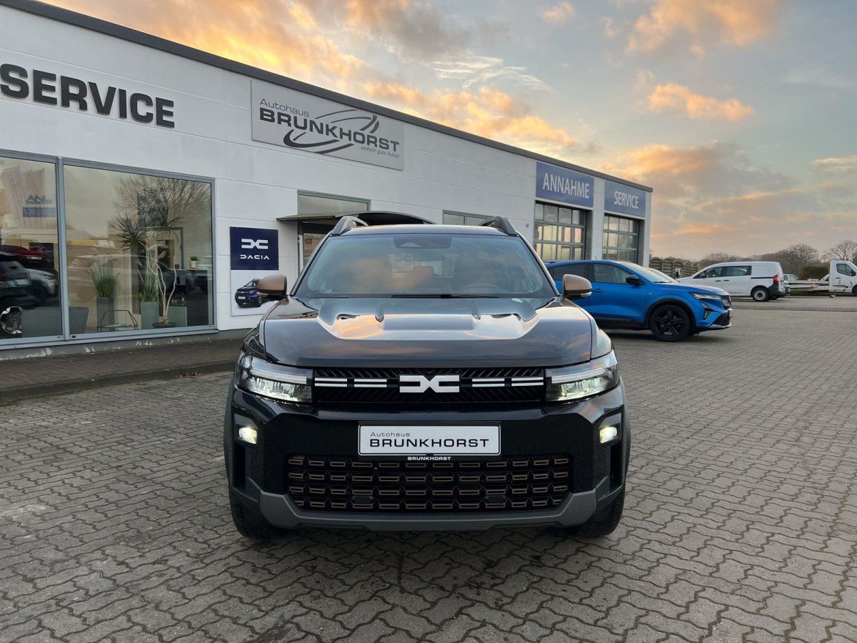 Schwarzer Dacia Duster Neuwagen Frontansicht im Autohaus Brunkhorst Showroom