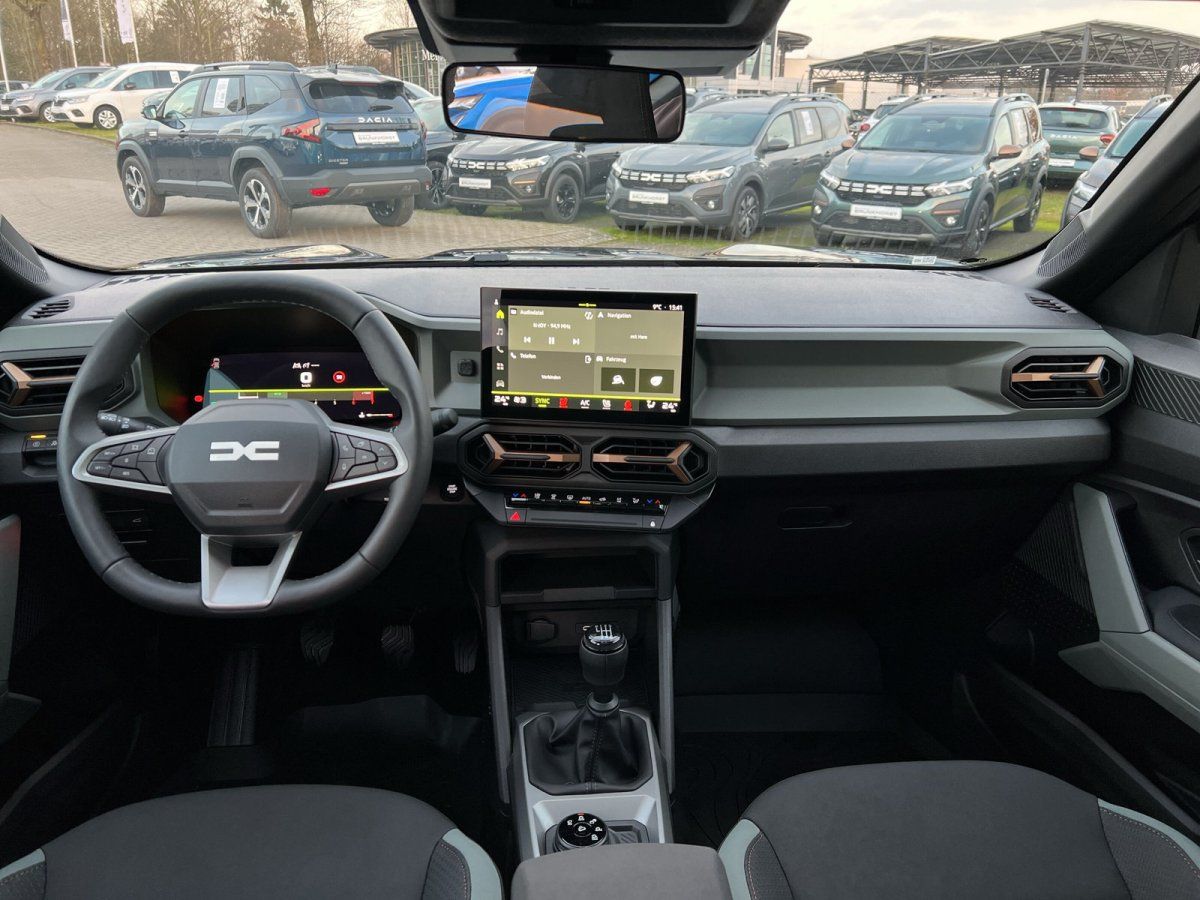 Dacia Innenraum Cockpit mit digitalem Tacho, Touchscreen und Schaltgetriebe im Autohaus