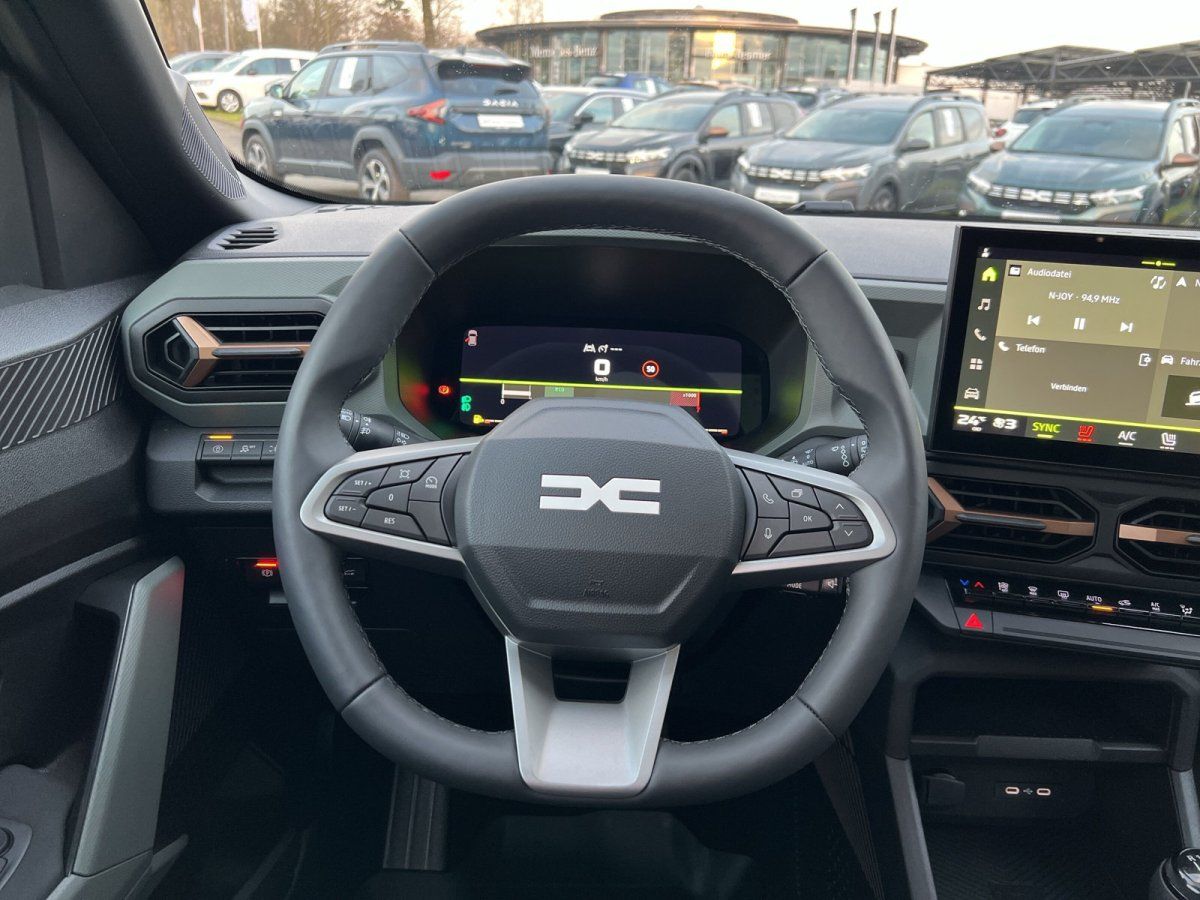 Dacia Innenraum Cockpit mit digitalem Tacho und Infotainment-Display im Autohaus