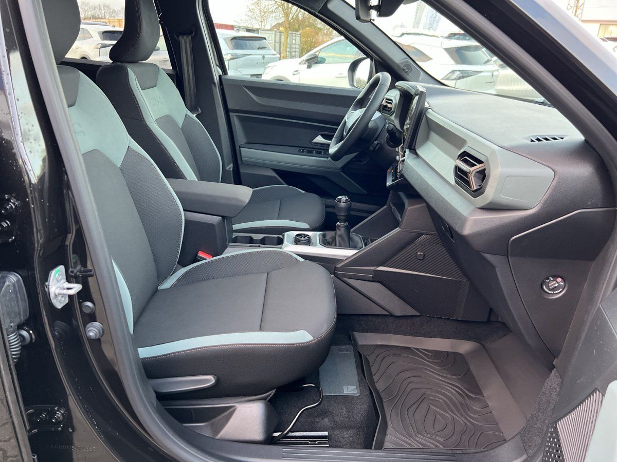 Innenraum Beifahrerseite mit grau-schwarzen Sportsitzen, Mittelkonsole und Armaturenbrett eines SUV