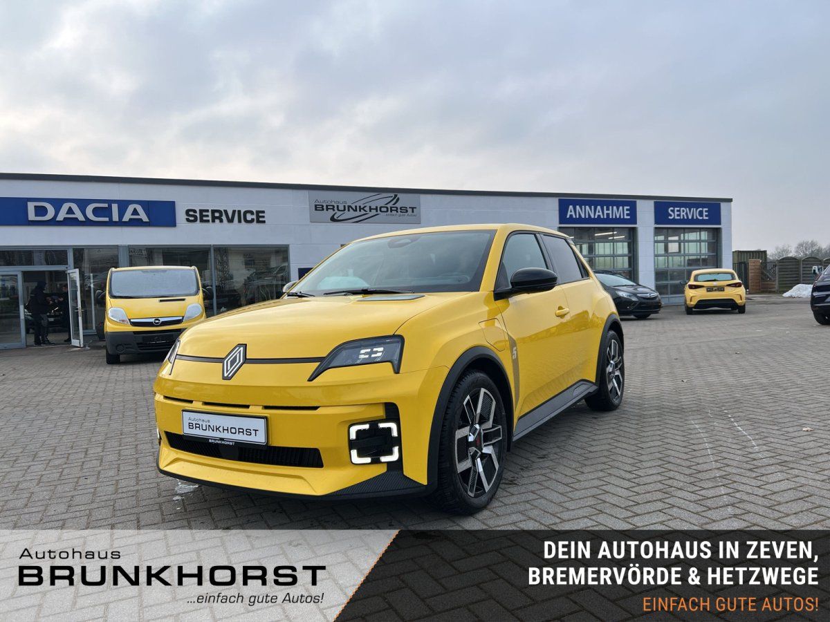 Gelber Renault 5 E-Tech Electric im Showroom des Autohauses Frontansicht