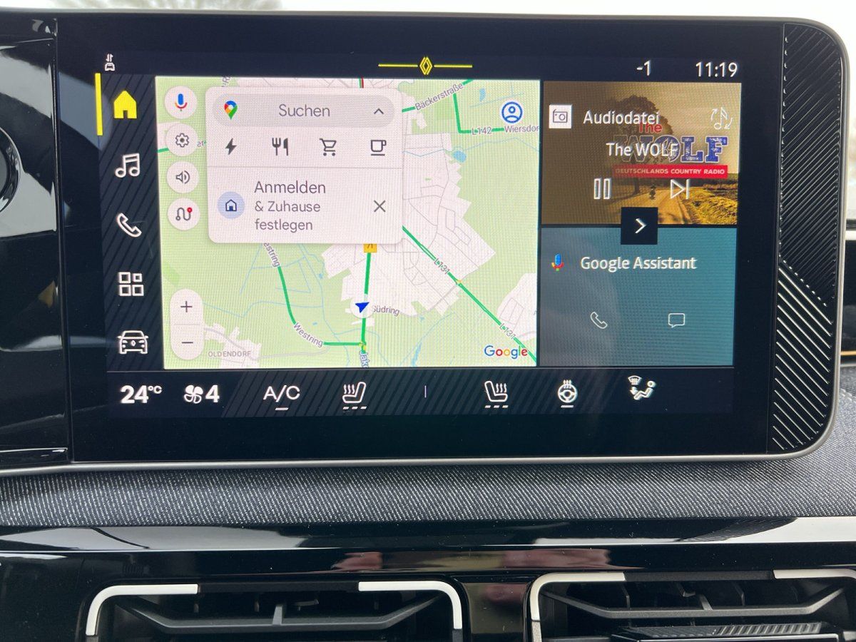 Infotainment-Display mit Android Auto Navigation und Google Assistant im Renault Fahrzeug