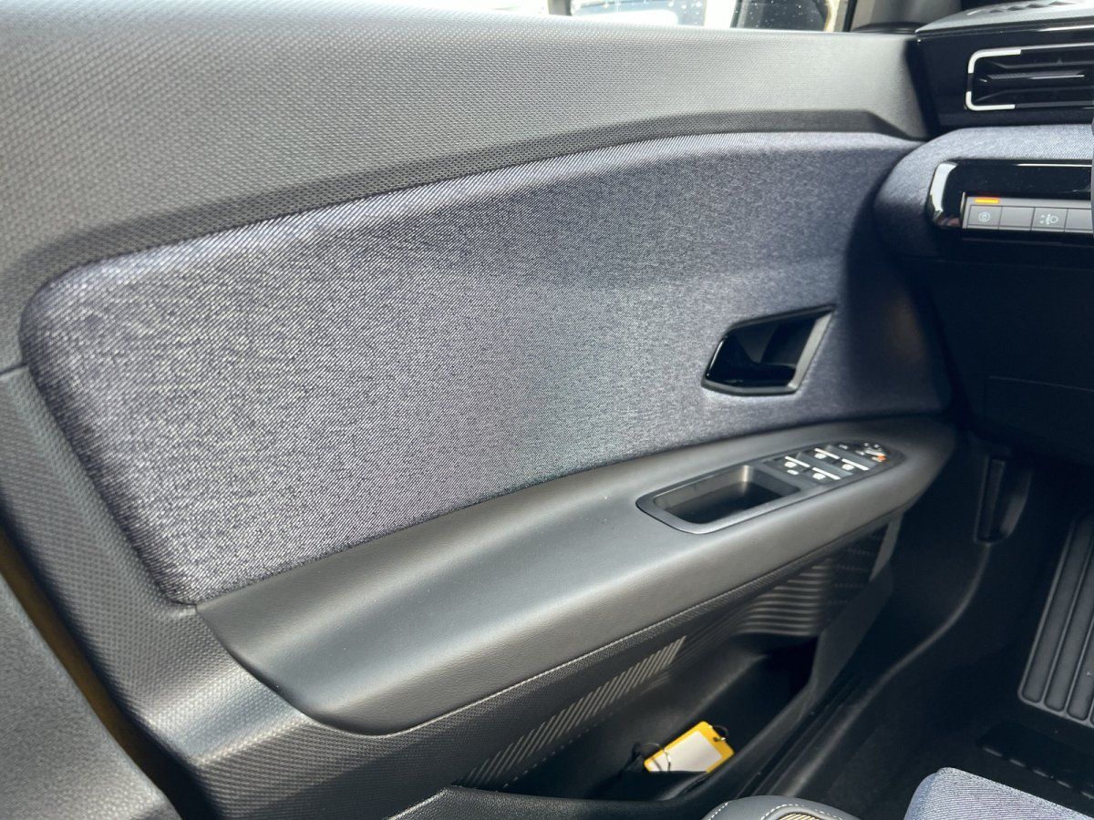 Fahrerseite Türverkleidung Innenraum goldenes Fahrzeug im Autohaus Showroom