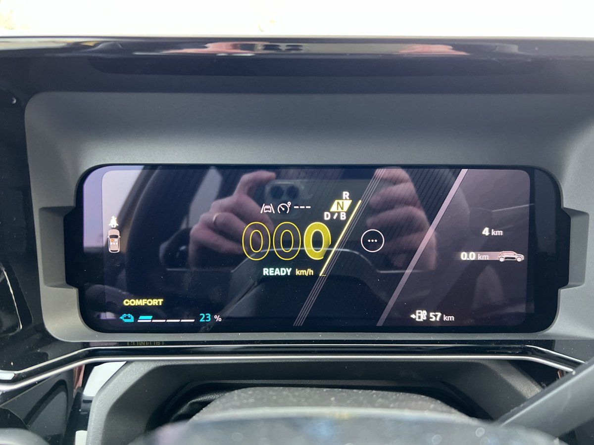 Digitales Cockpit-Display eines Elektrofahrzeugs mit 23% Akku und 57 km Reichweite im Comfort-Modus
