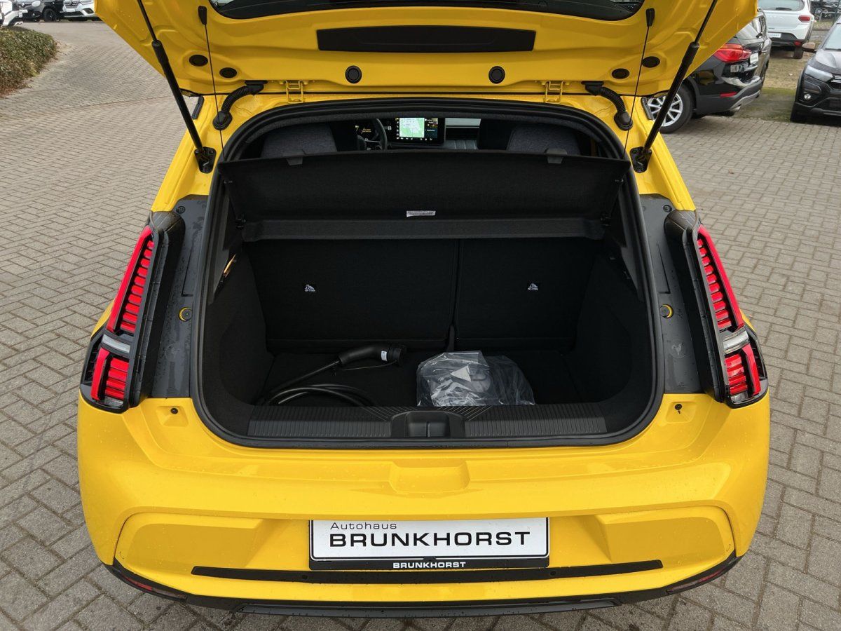 Gelber VW Polo mit geöffnetem Kofferraum im Autohaus Brunkhorst Showroom