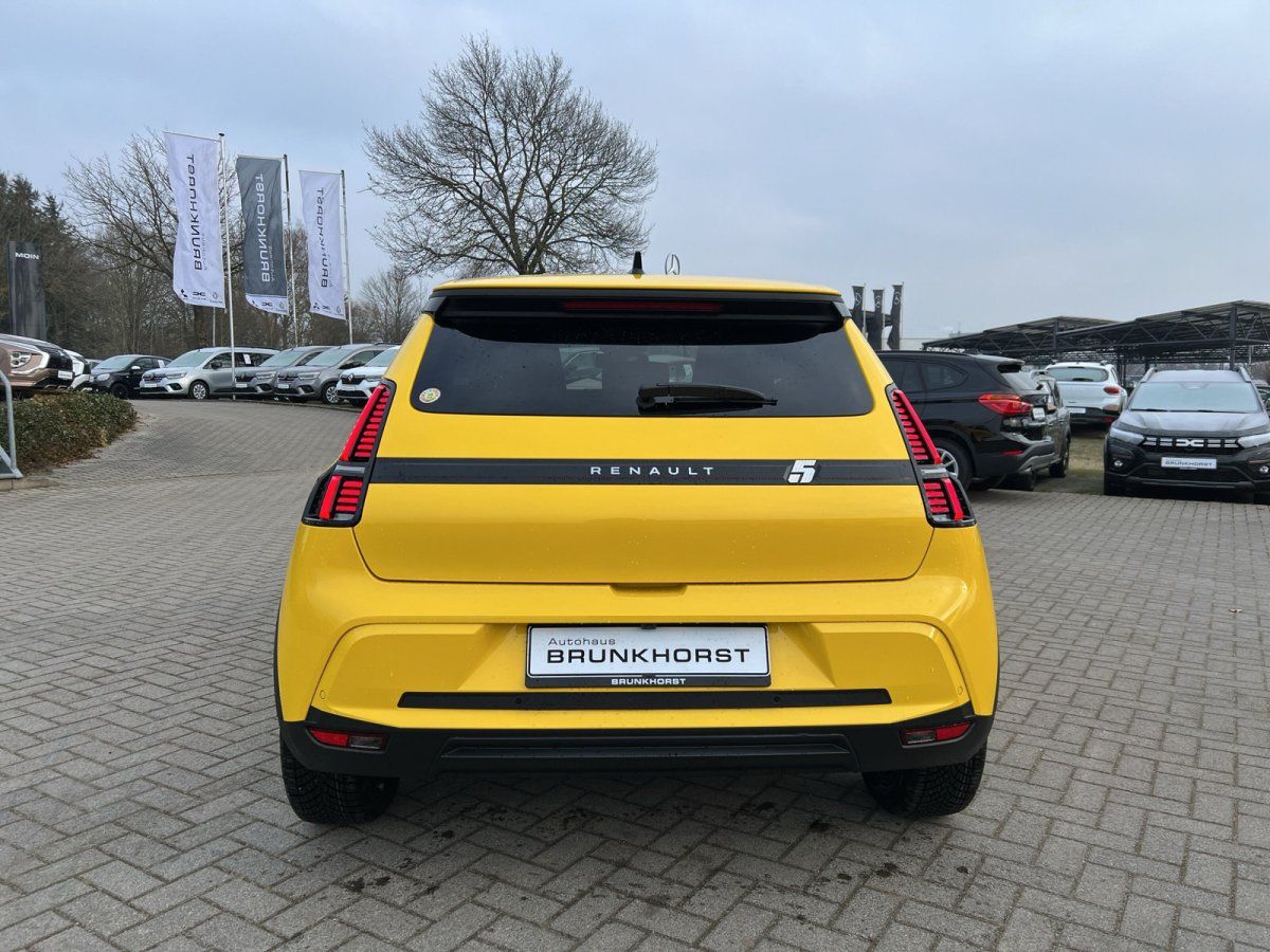 Gelber Renault 5 E-Tech Heckansicht im Autohaus Brunkhorst Showroom