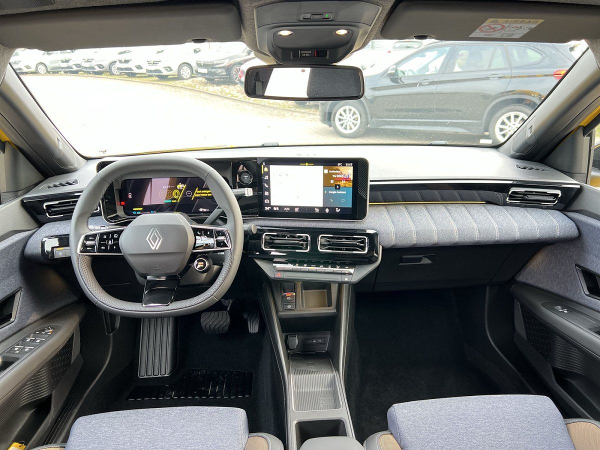 Renault Megane E-Tech Innenraum Cockpit mit digitalem Tacho und Infotainment-Display im Autohaus