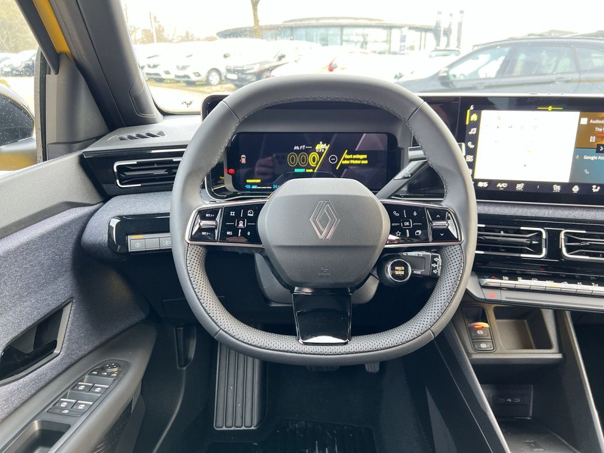 Renault Innenraum Cockpit mit digitalem Tacho und Infotainment-Display im Autohaus