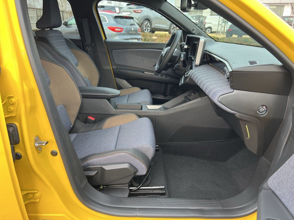 Gelbes VW ID.4 Interieur Beifahrerseite mit grauen Stoffsitzen und Infotainment-Display