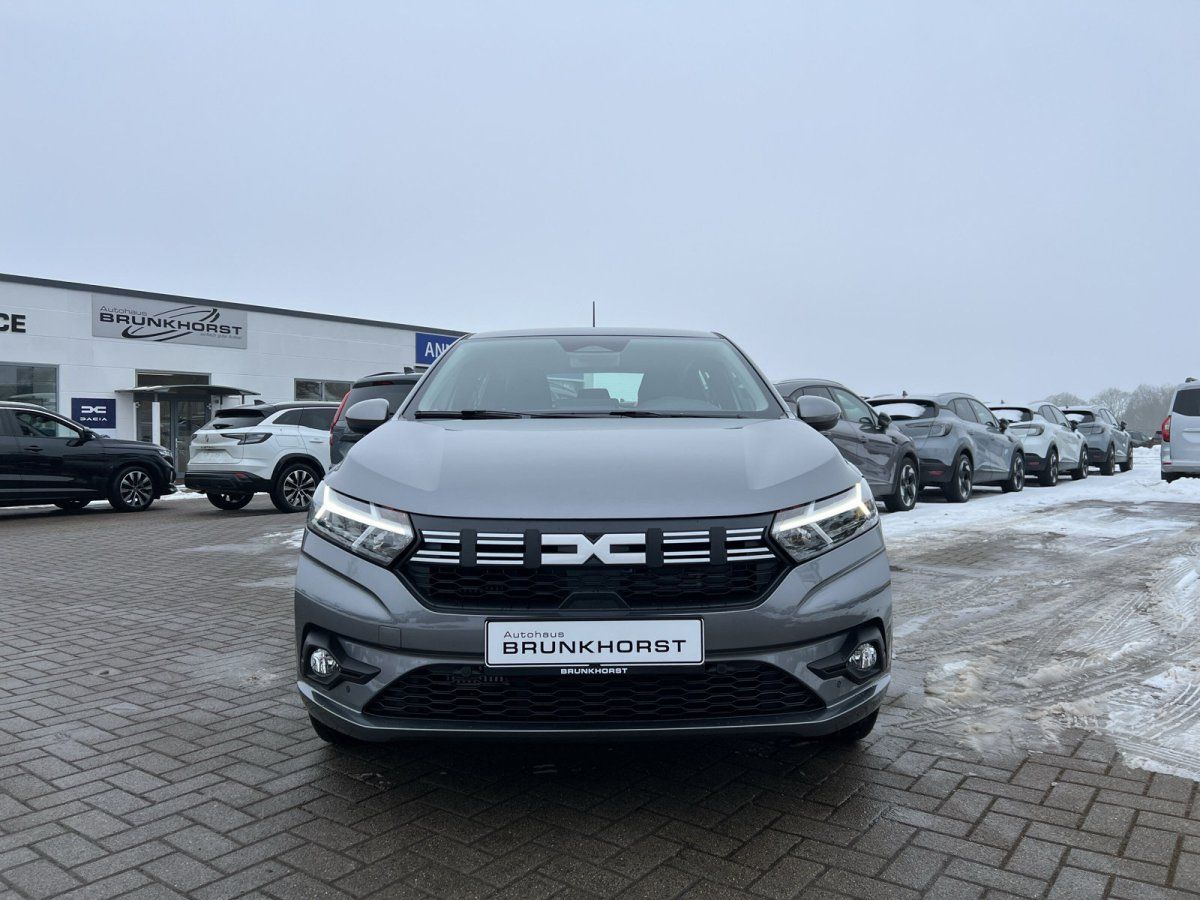 Dacia Sandero grau Frontansicht im Autohaus Brunkhorst Showroom