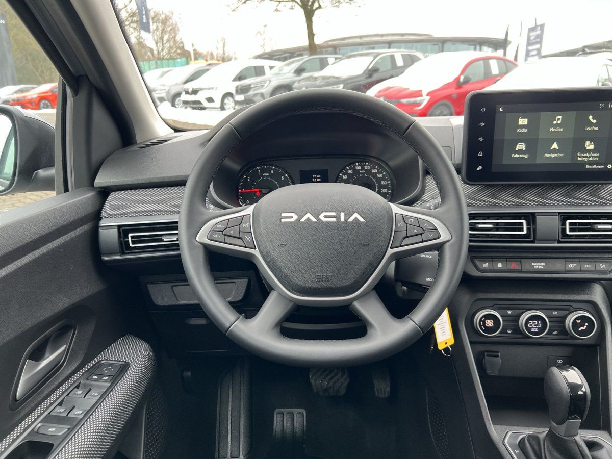 Dacia Innenraum mit Lenkrad, digitalem Cockpit und Touchscreen-Infotainment im Autohaus
