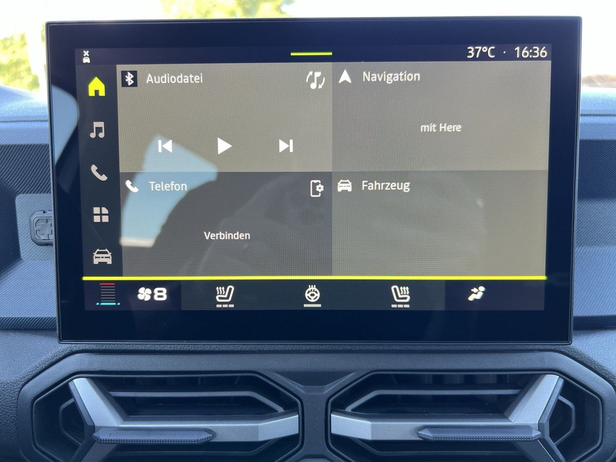 Volkswagen Innenraum mit Infotainment-Display im Autohaus, Navigation und Audiodatei-Menü