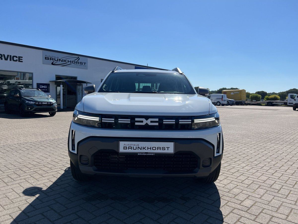 Dacia Duster SUV in Weiß Frontansicht im Autohaus Brunkhorst Showroom