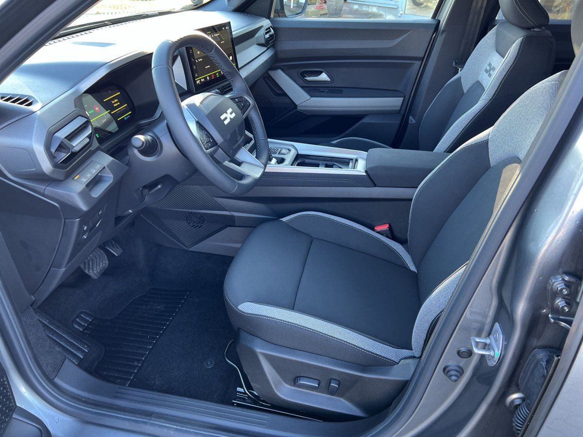 Dacia Innenraum schwarz-grau mit modernem Cockpit, Touchscreen und Sportlenkrad