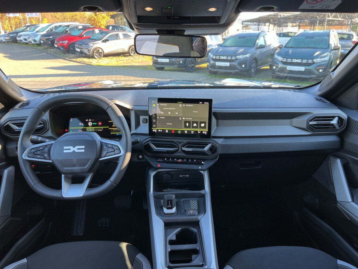 Modernes Fahrzeug-Cockpit mit digitalem Display und Lenkrad - Innenraum-Ansicht