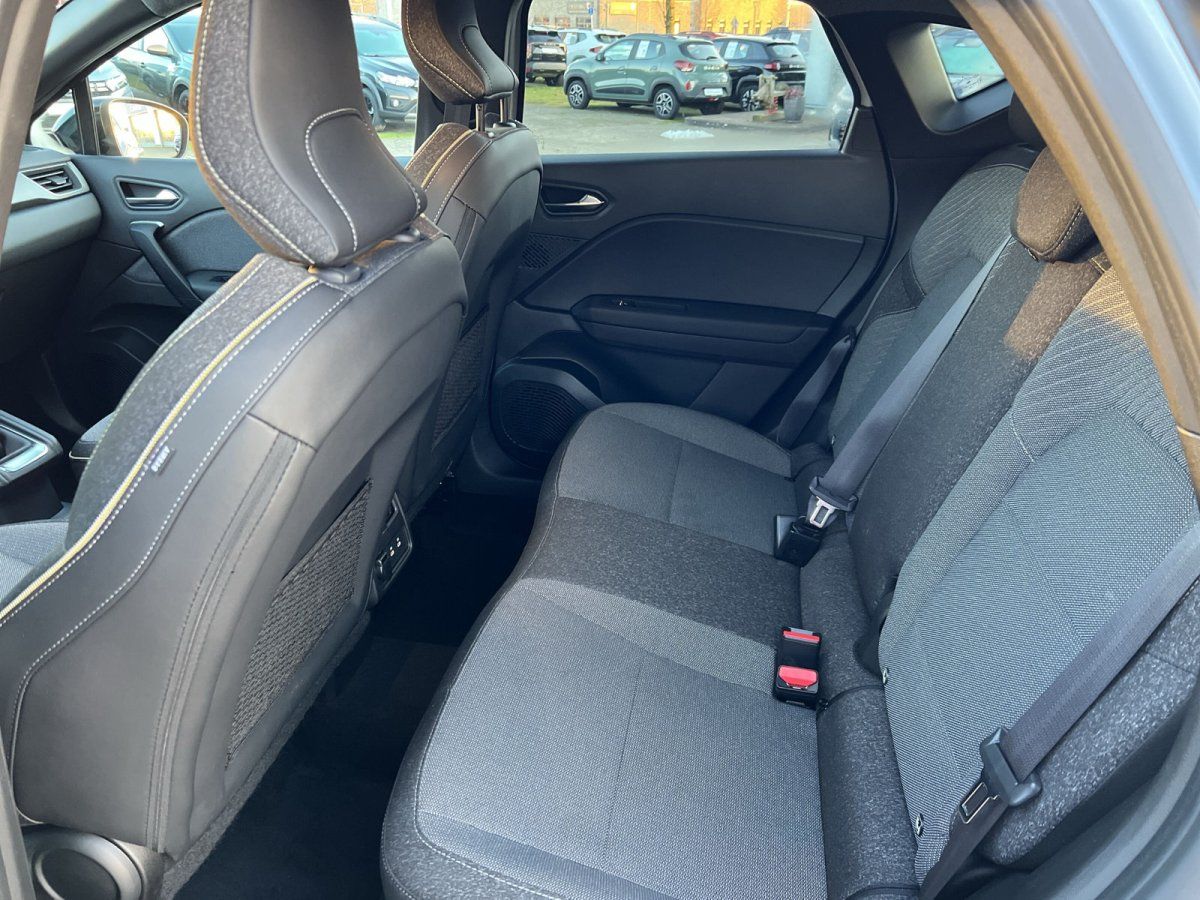 Fahrzeug Innenraum Rücksitzbank mit grauen Stoffsitzen und Sicherheitsgurten im Autohaus