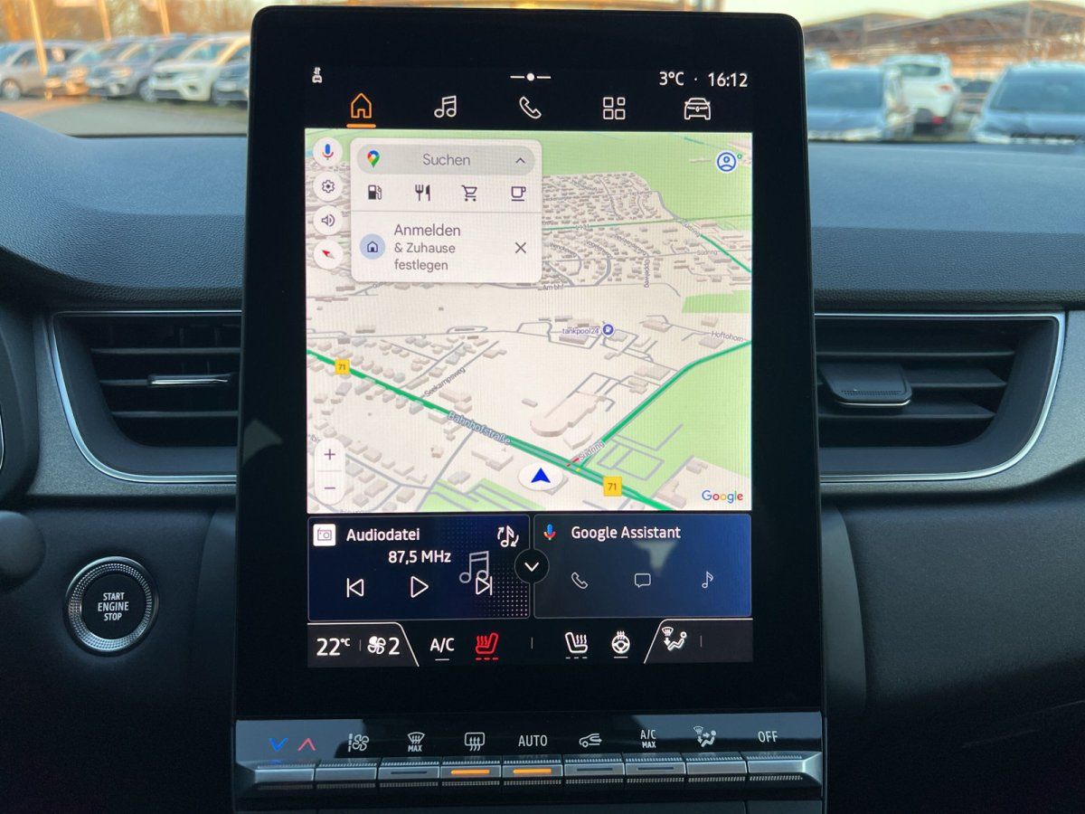 Fahrzeug-Infotainmentsystem mit Google Maps Navigation und Google Assistant im Innenraum