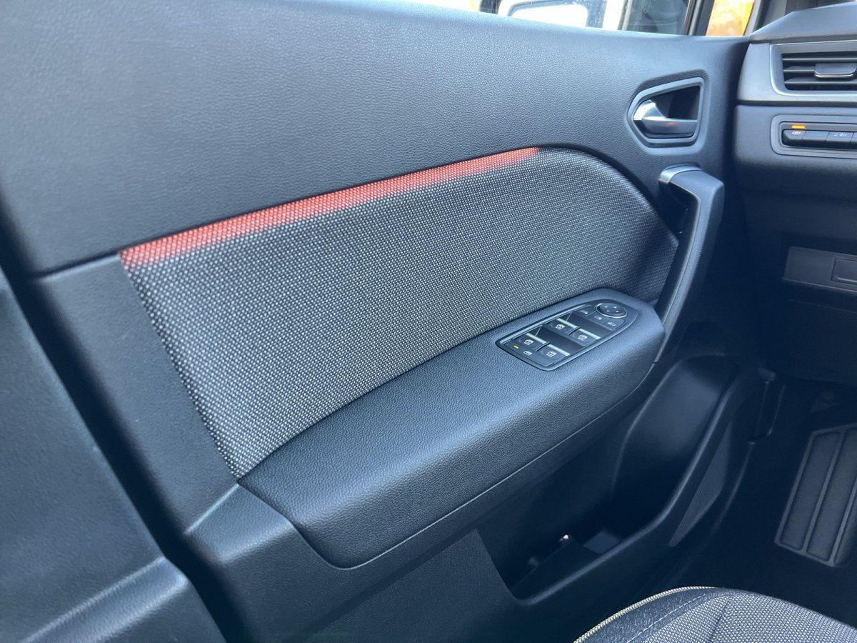 Fahrzeugtür Innenraum mit Fensterhebersteuerung und rotem Akzentdesign