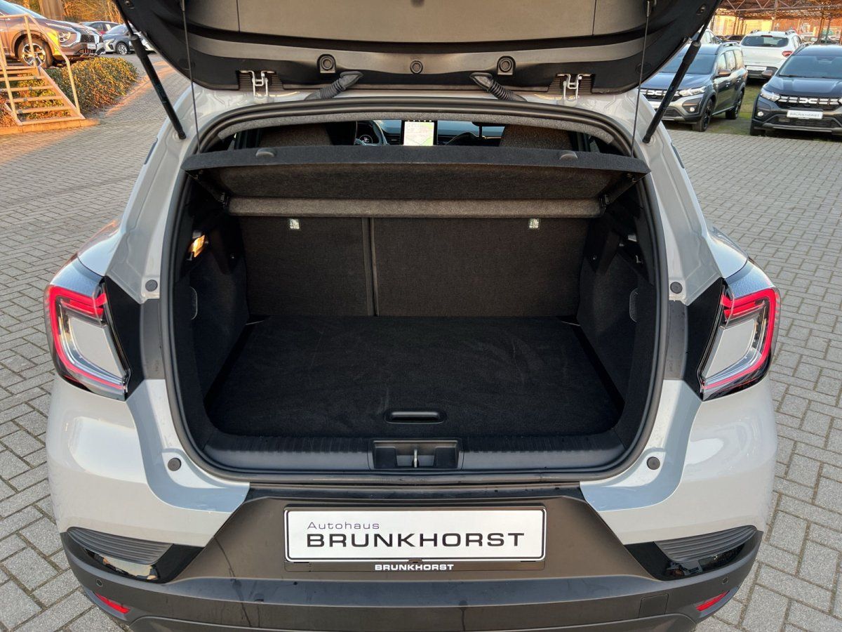 Silbernes Fahrzeug mit geöffneter Heckklappe im Autohaus Brunkhorst Showroom