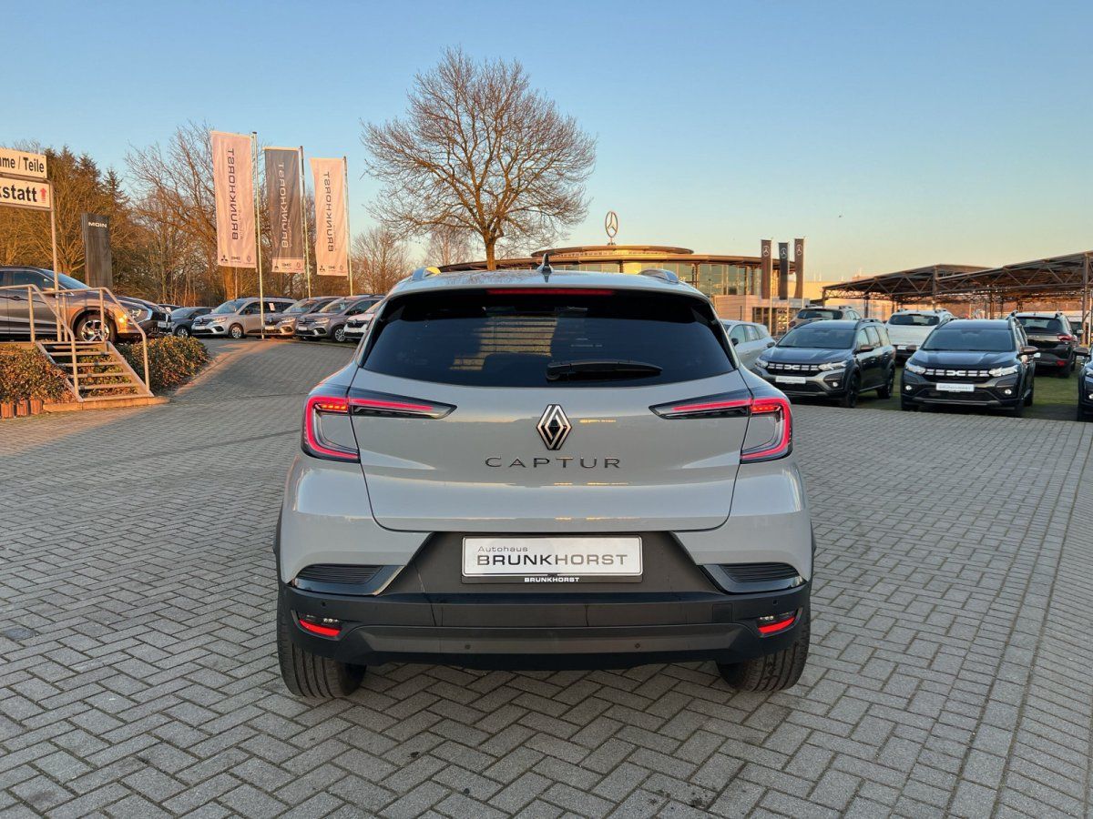 Renault Captur Heckansicht in Grau im Autohaus Brunkhorst Showroom