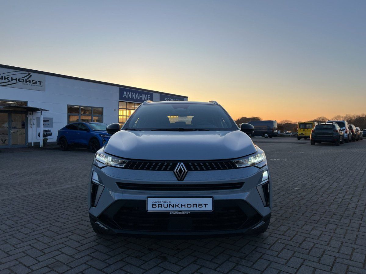 Renault SUV in Silber von vorne im Autohaus Brunkhorst Showroom