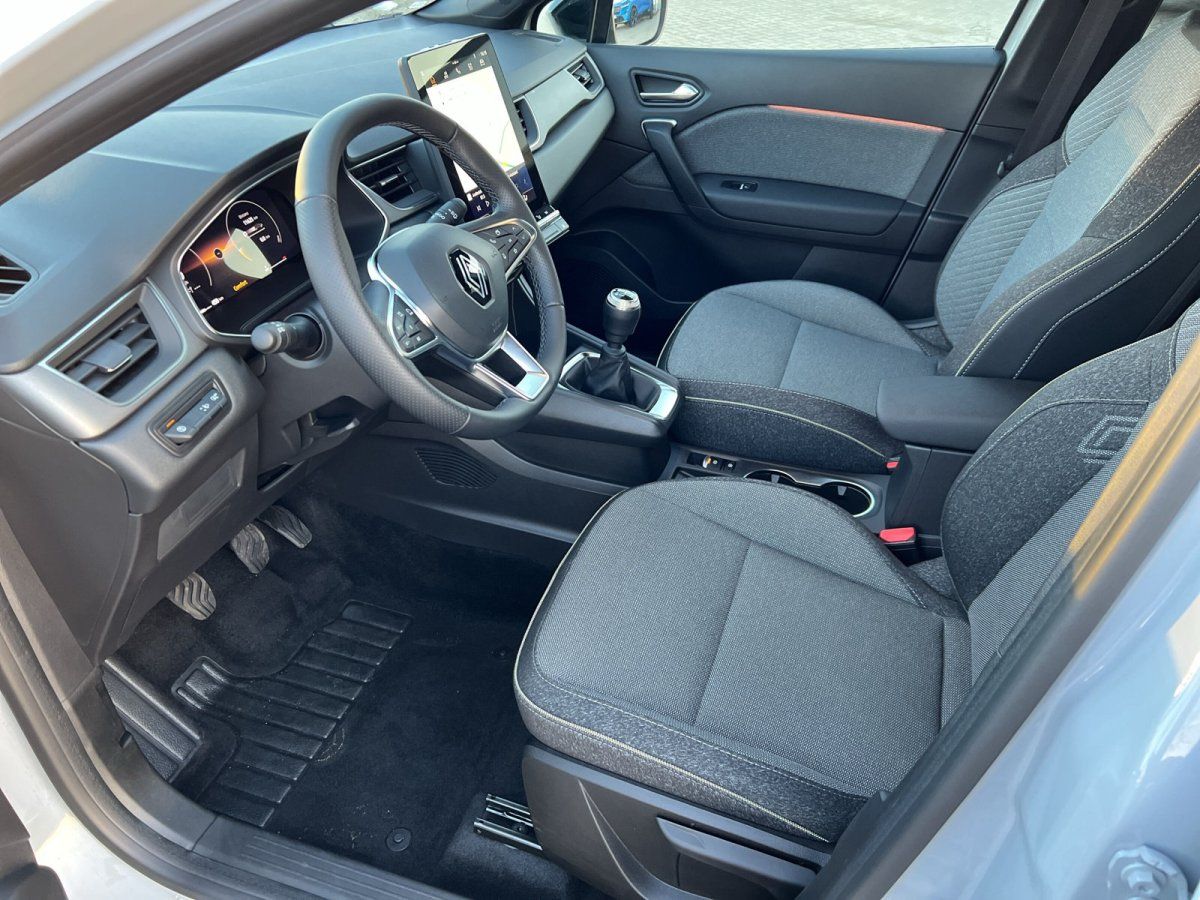 Renault Innenraum mit digitalem Cockpit, Lederlenkrad und Schaltgetriebe in modernem SUV