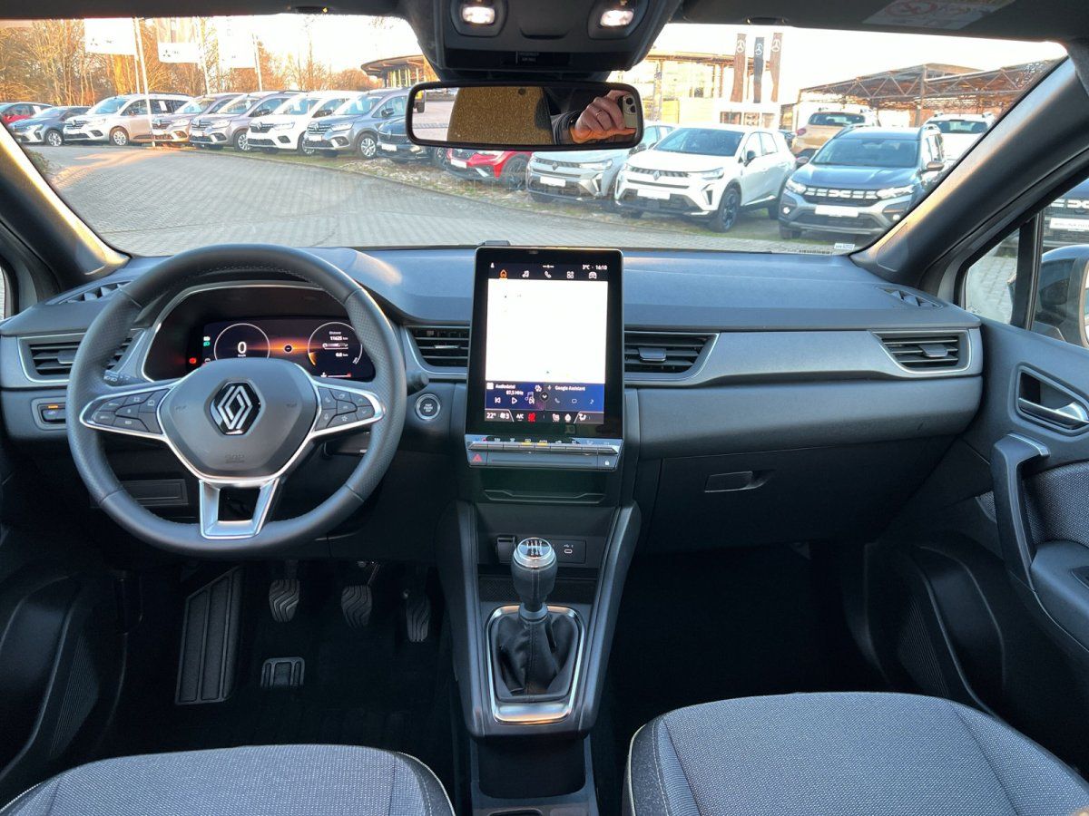 Renault Innenraum mit digitalem Cockpit und großem Touchscreen-Infotainmentsystem
