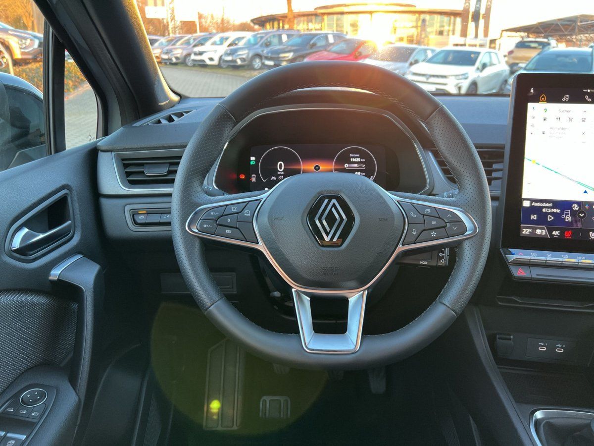 Renault Innenraum mit Lederlenkrad, Digitaltacho und großem Touchscreen-Infotainmentsystem