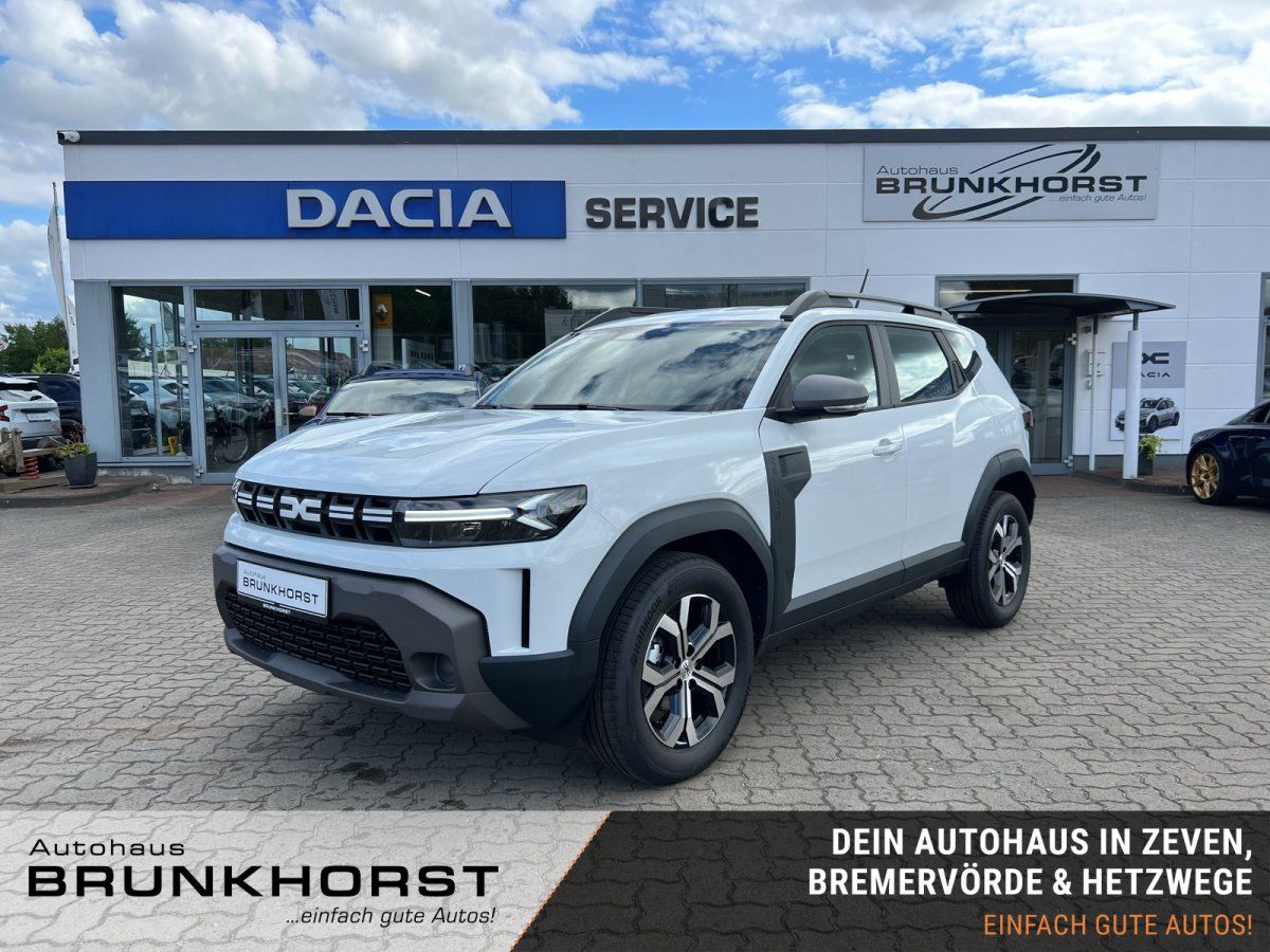 Dacia Duster SUV in Weiß im Autohaus-Showroom, Frontansicht schräg