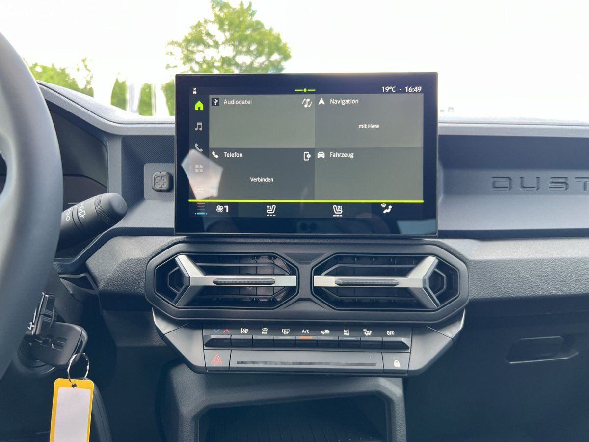 Dacia Duster Innenraum mit Infotainment-Touchscreen und Navigationssystem im Autohaus