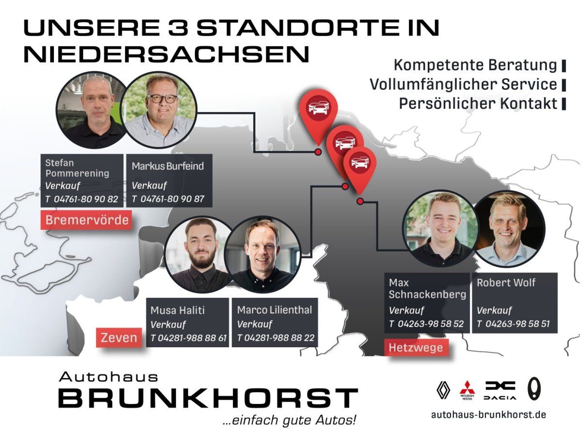 Silberne Limousine im modernen Autohaus-Showroom mit großer Glasfront und weiteren Fahrzeugen