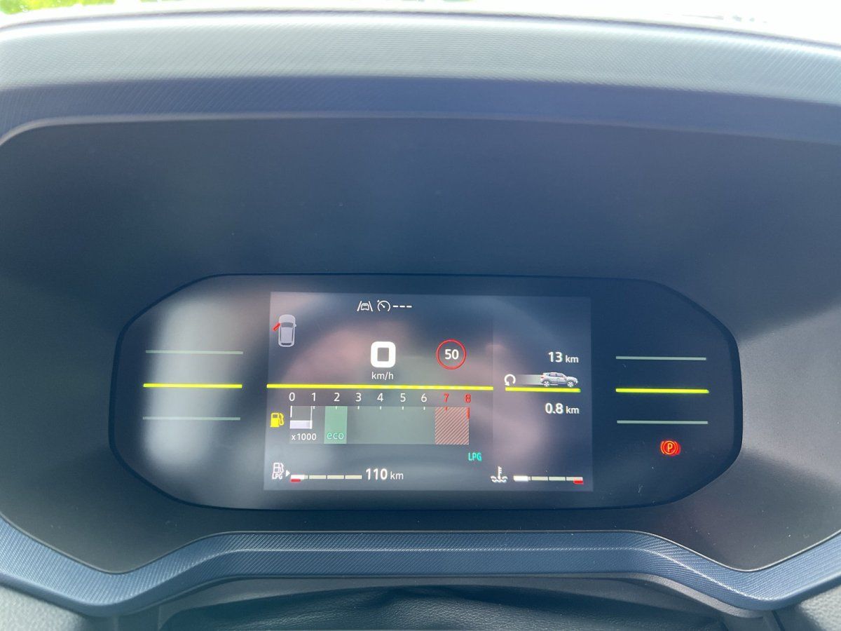 Digitales Kombiinstrument eines Fahrzeugs mit LPG-Anzeige, Tachometer und Reichweitenanzeige 110 km