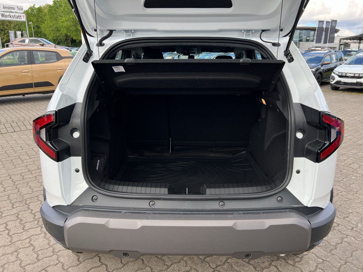 Weißer SUV mit geöffneter Heckklappe im Autohaus – Kofferraum leer und geräumig