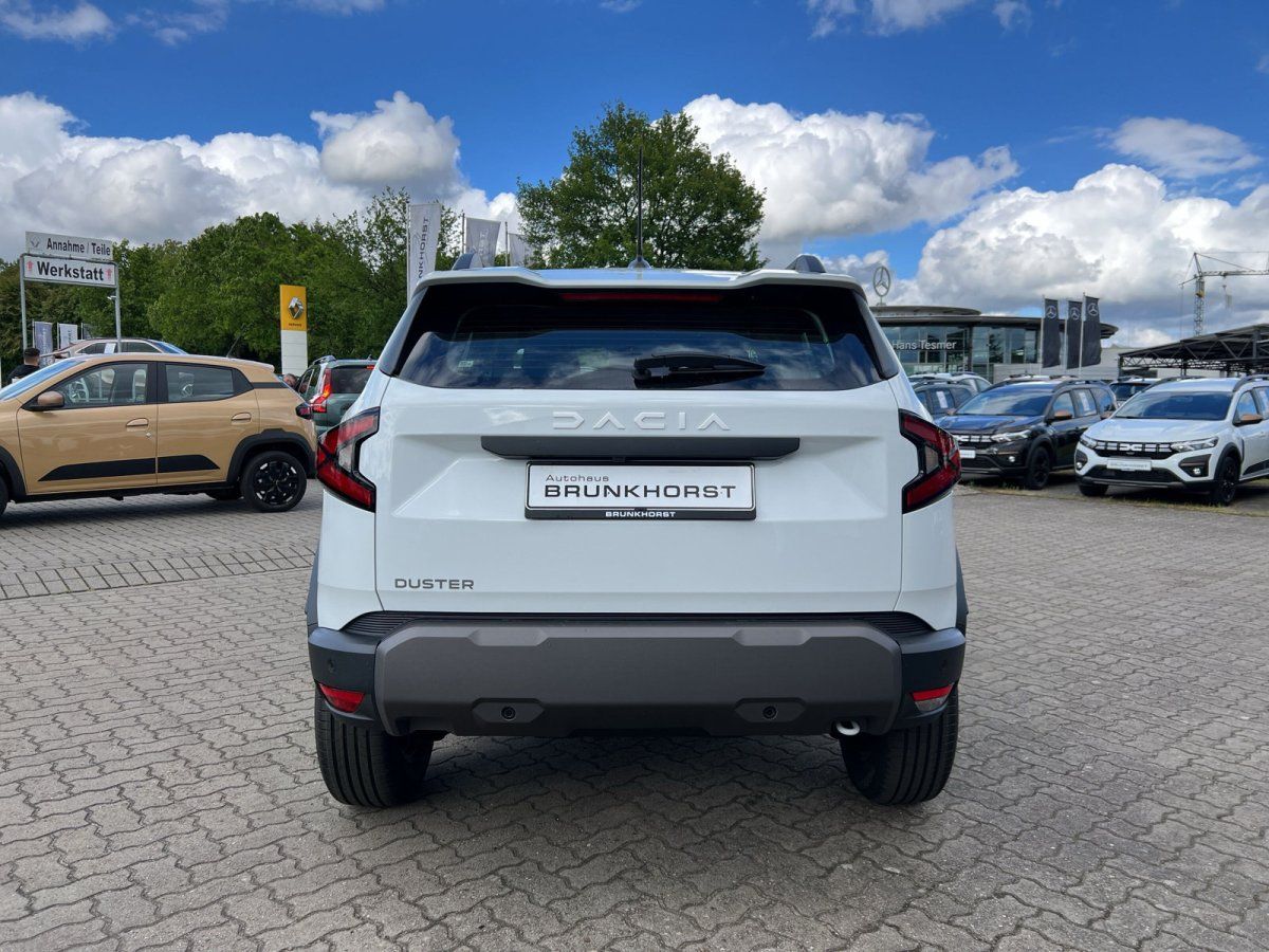 Dacia Duster SUV Heckansicht in Weiß im Autohaus Brunkhorst Showroom