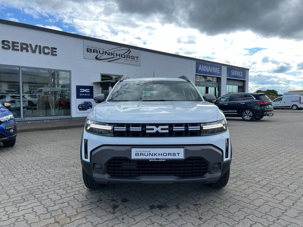 Dacia Duster SUV Frontansicht in Weiß im Autohaus Brunkhorst Showroom