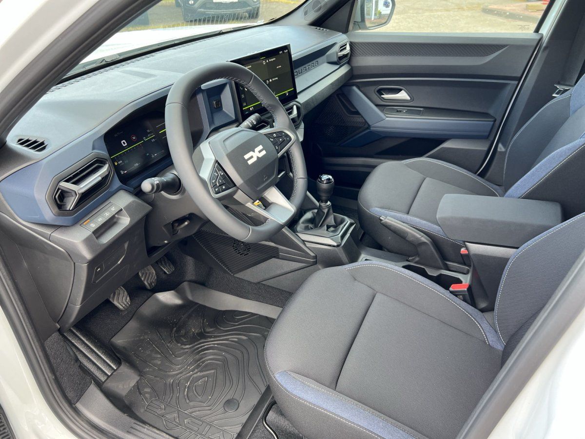Dacia Duster Innenraum mit Cockpit, Lenkrad, Infotainment-Display und Schalthebel