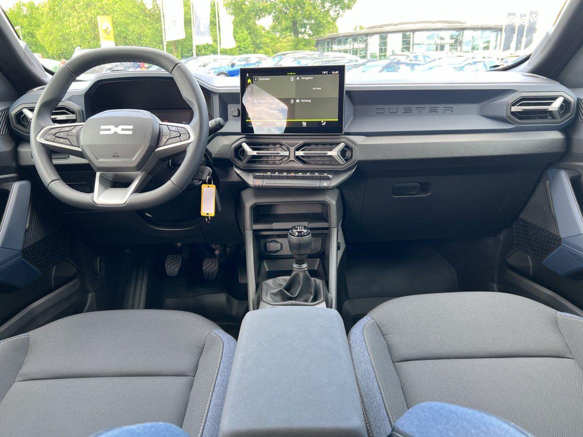 Dacia Duster Innenraum mit Cockpit, Touchscreen und manuellem Getriebe