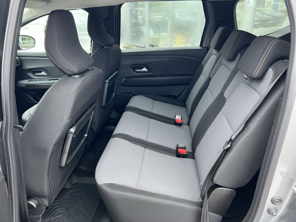 Fahrzeuginnenraum Rücksitzbank schwarz-grau mit Sicherheitsgurten und Kopfstützen