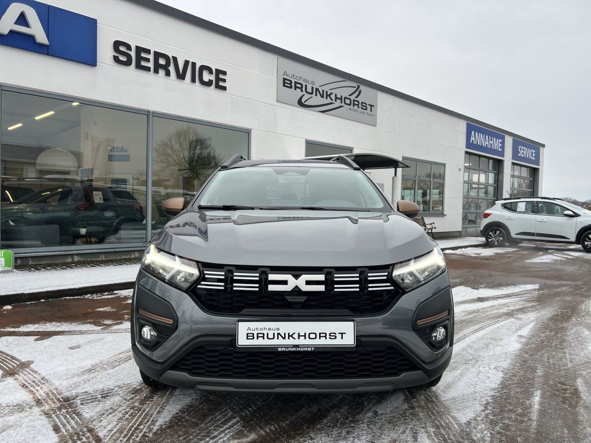 Dacia Sandero Stepway in Grau, Frontansicht im Autohaus Brunkhorst Showroom