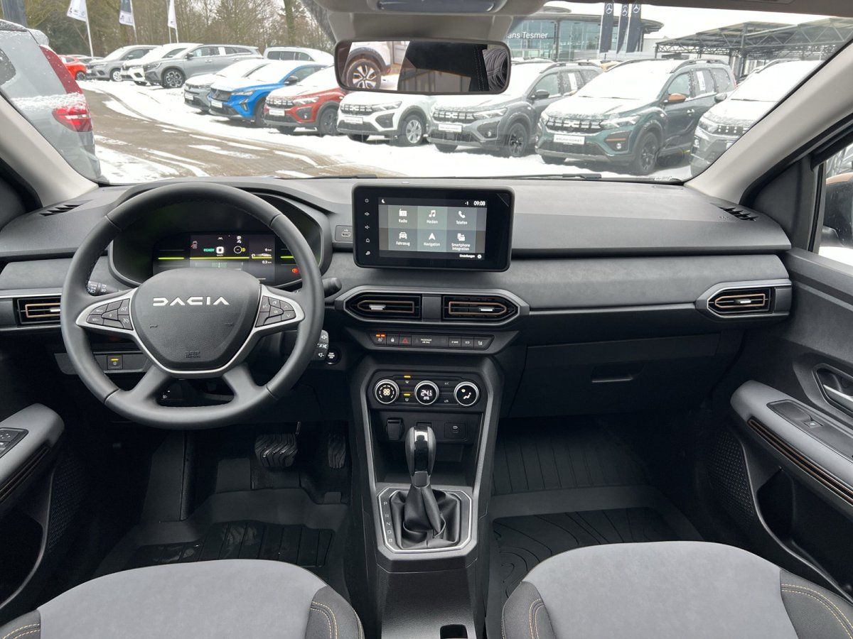 Dacia Innenraum mit Lenkrad, Touchscreen-Infotainment und Schaltgetriebe im Autohaus