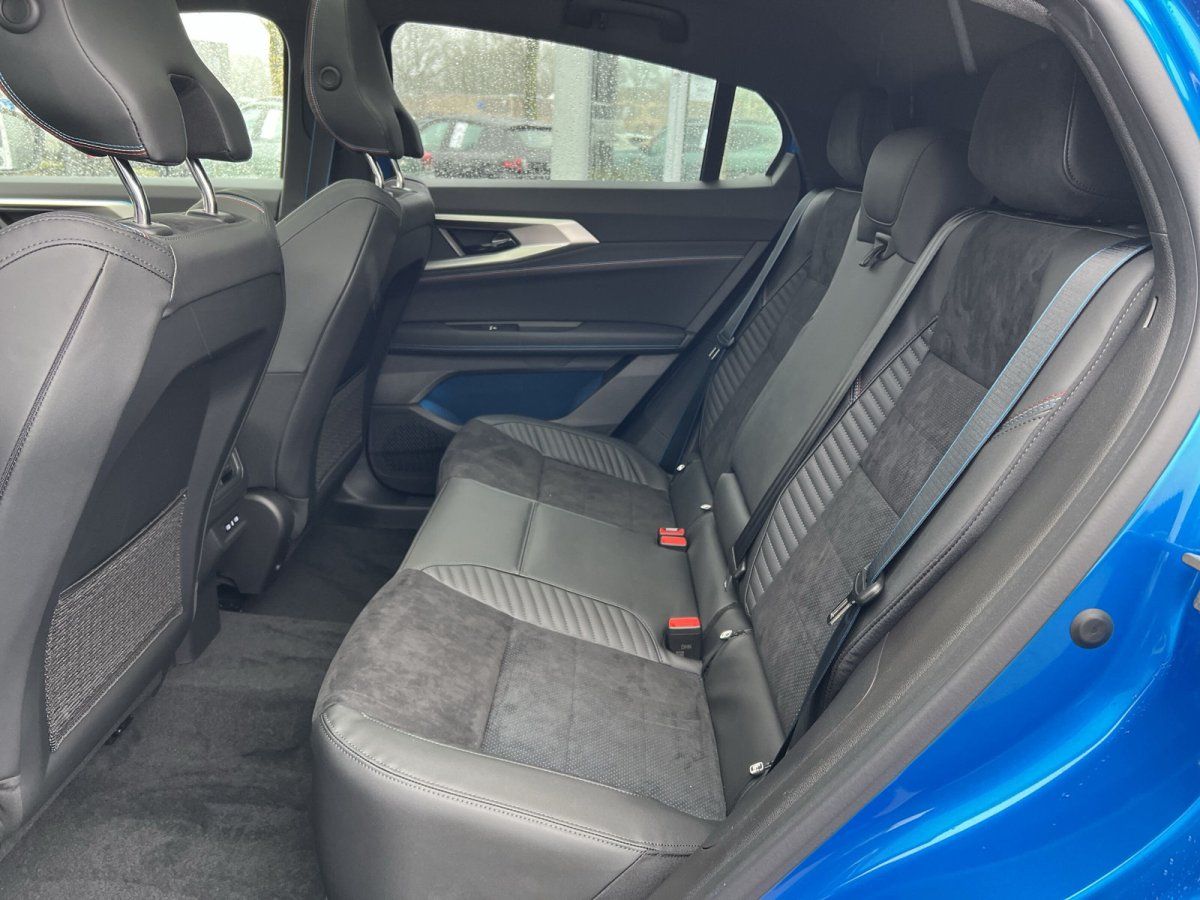 Schwarzes Leder-Interieur Rücksitzbank eines blauen Fahrzeugs mit Alcantara-Elementen