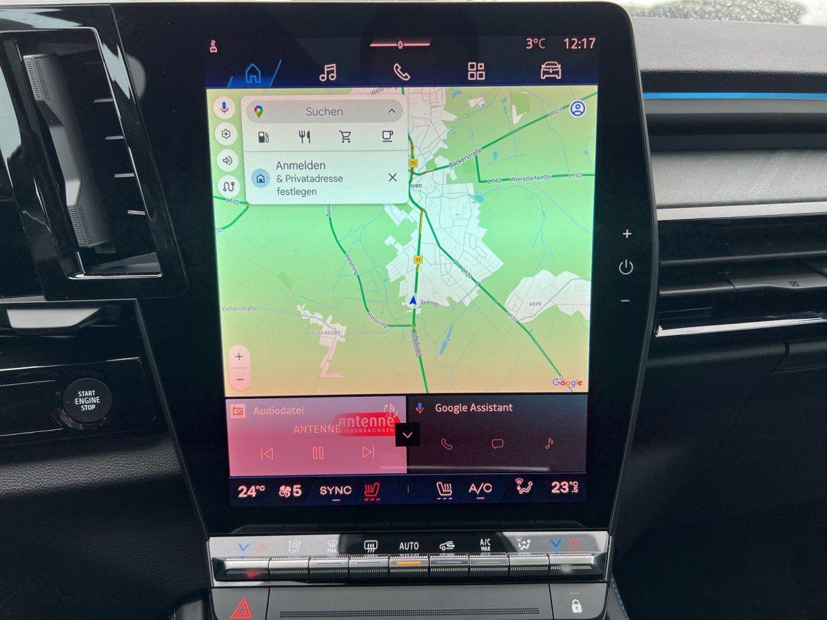 Volkswagen Fahrzeug Innenraum mit großem Touchscreen-Infotainmentsystem und Google Maps Navigation